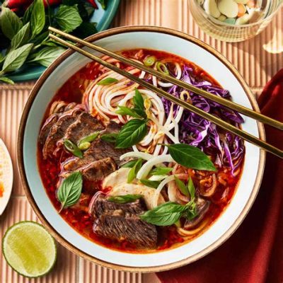  Bún Bò Huế: Une symphonie de saveurs épicées et une explosion fraîcheur dans votre bouche!