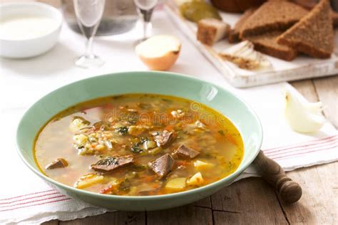  La Soupe Rassolnik! Un Délice Acidulé et Crémeux à Savourer à Samarcande