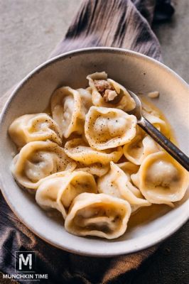  Pelmeni! Des Boulettes Délicates Embrassant un Bouquet d’Épices Russes Intenses