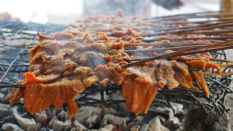  Suya: Une Explosion de Saveurs Grillées au Cœur d'une Tradition Nigériane Ancienne !