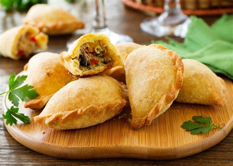  Empanadas de Carne: Un Délice Doré aux Aromes Vibrants et à la Chair Fondante!