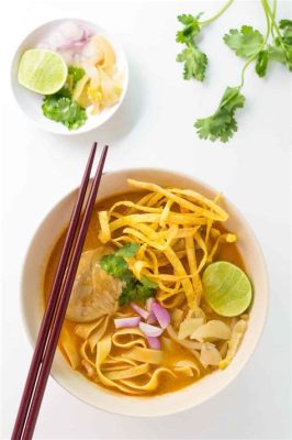 Khao Soi: Un bouillon parfumé aux épices rencontre la saveur croquante de nouilles fraîches!