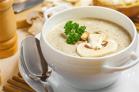  La Soupe aux Champignons de Cèdre Préparée à la Liupanshui: Une Fusion Délicate d'Arômes Forestiers et de Saveurs Épicées!