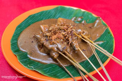  Sate Padang! Une symphonie épicée et une explosion de saveurs malaisiennes.