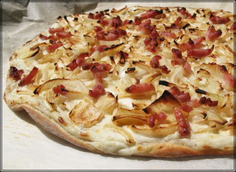  Tarte Flambée: Une Délice Alsacien à La Croûte Dorée et Aux Toppings Frais!